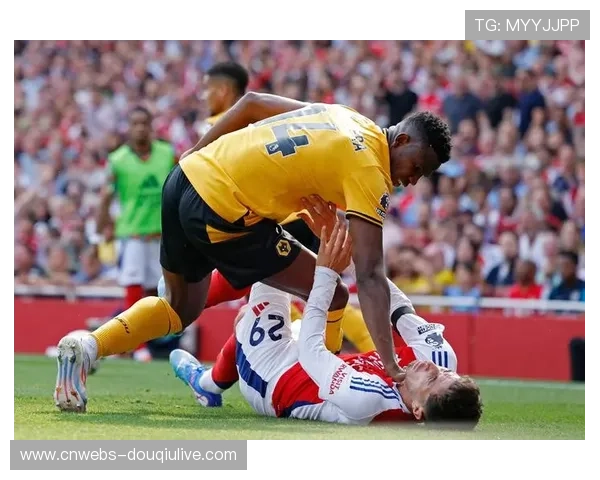 热苏斯推倒莫斯克拉引发冲突,两人恩怨再度升级